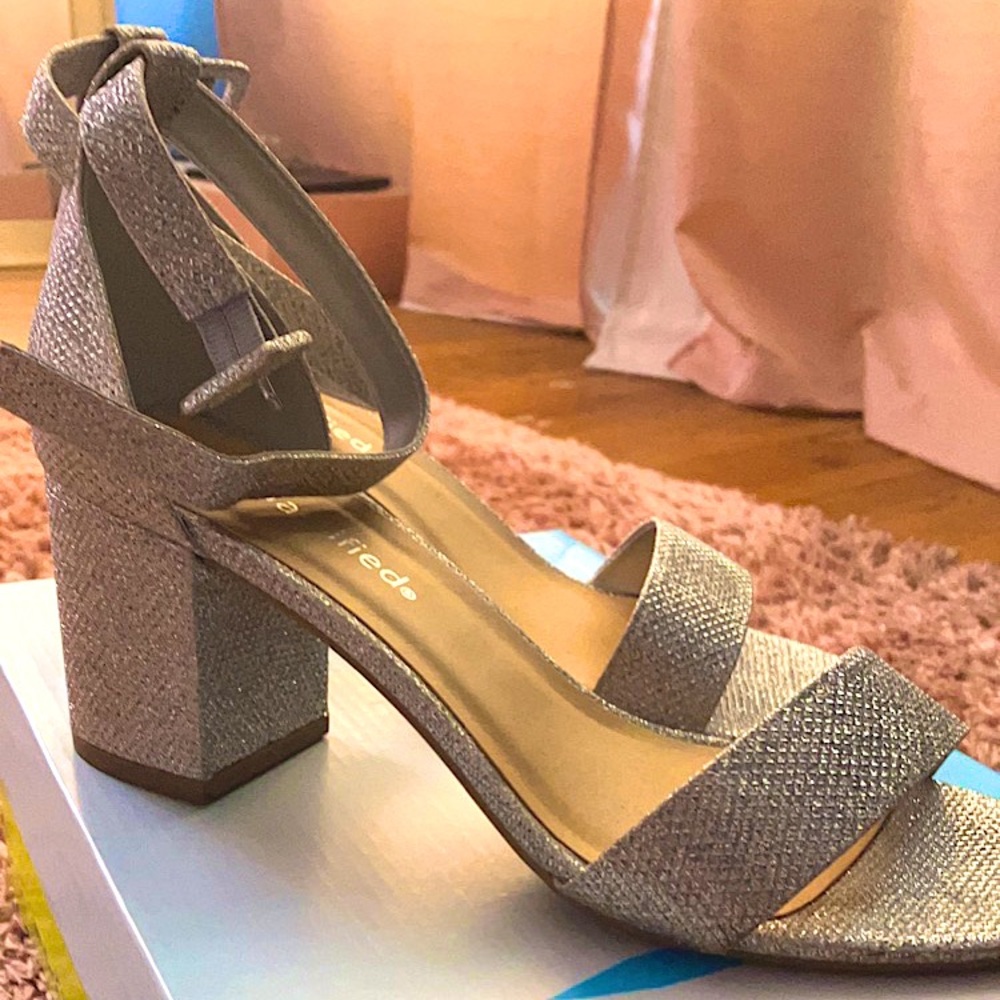 Stunning silver shimmery heels! VERY COMFORTABLE AND CUTE!!!